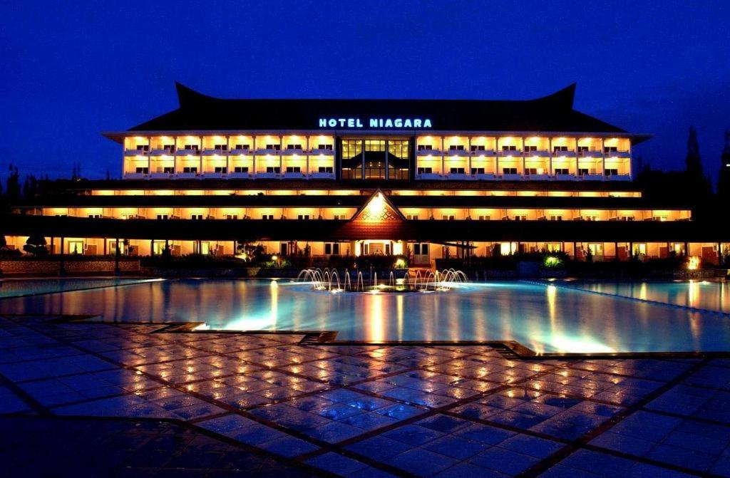 Hotel Niagara Prapat Bagian luar foto