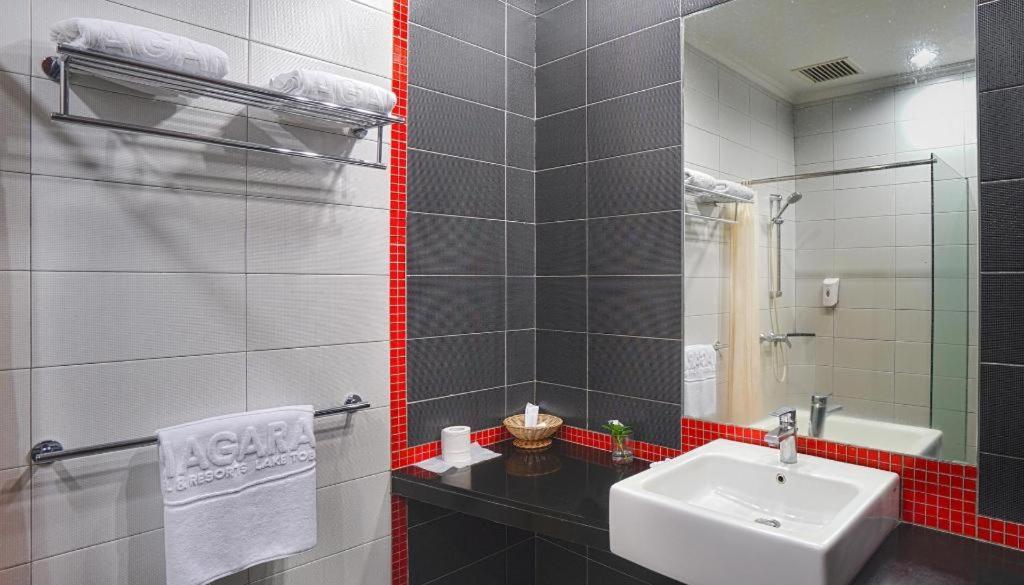 Hotel Niagara Prapat Bagian luar foto