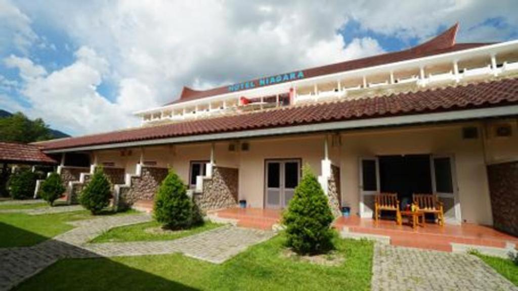 Hotel Niagara Prapat Bagian luar foto