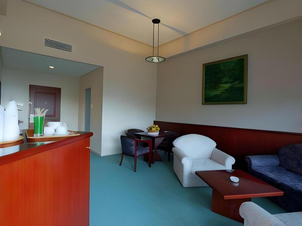 Hotel Niagara Prapat Bagian luar foto